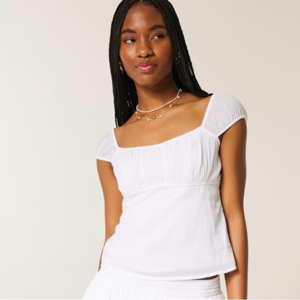 Hollister white Fitted Ruched Blouse
Baby doll style 
Adorable!